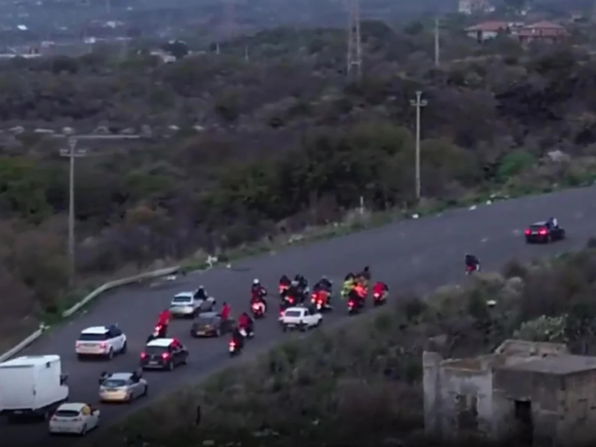 Drones e mais de 20 policiais interrompem corrida clandestina de cavalos em Catania: 15 denunciados