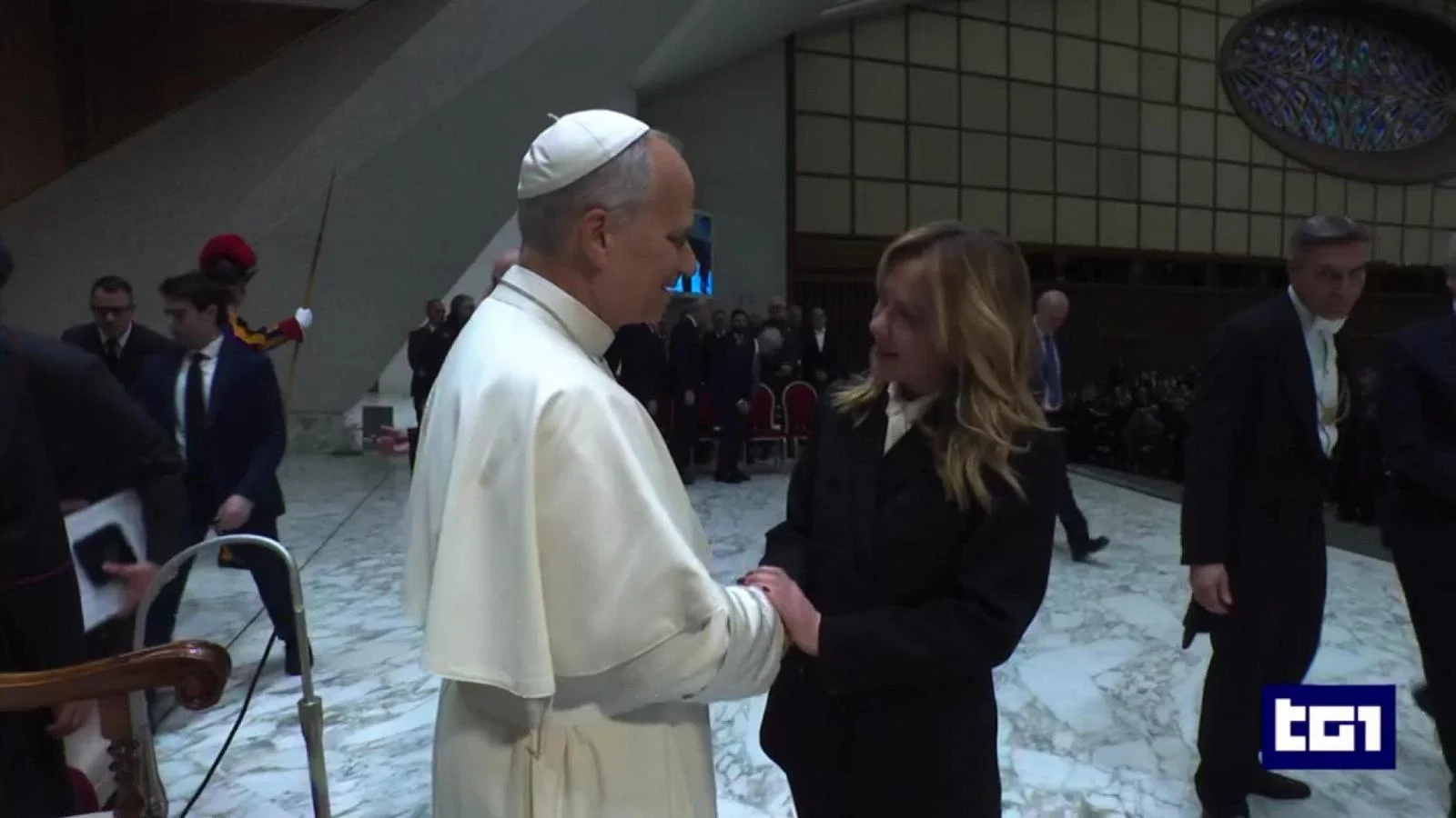 Meloni no Vaticano: aperto de mão cordial com o Papa após audiência aos voluntários do Jubileu
