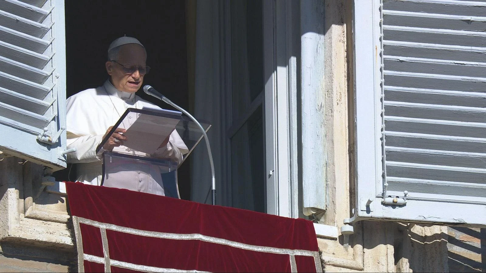 Papa Leone XIV pede diálogo paciente por paz no Oriente Médio e celebra batismos na Capela Sistina
