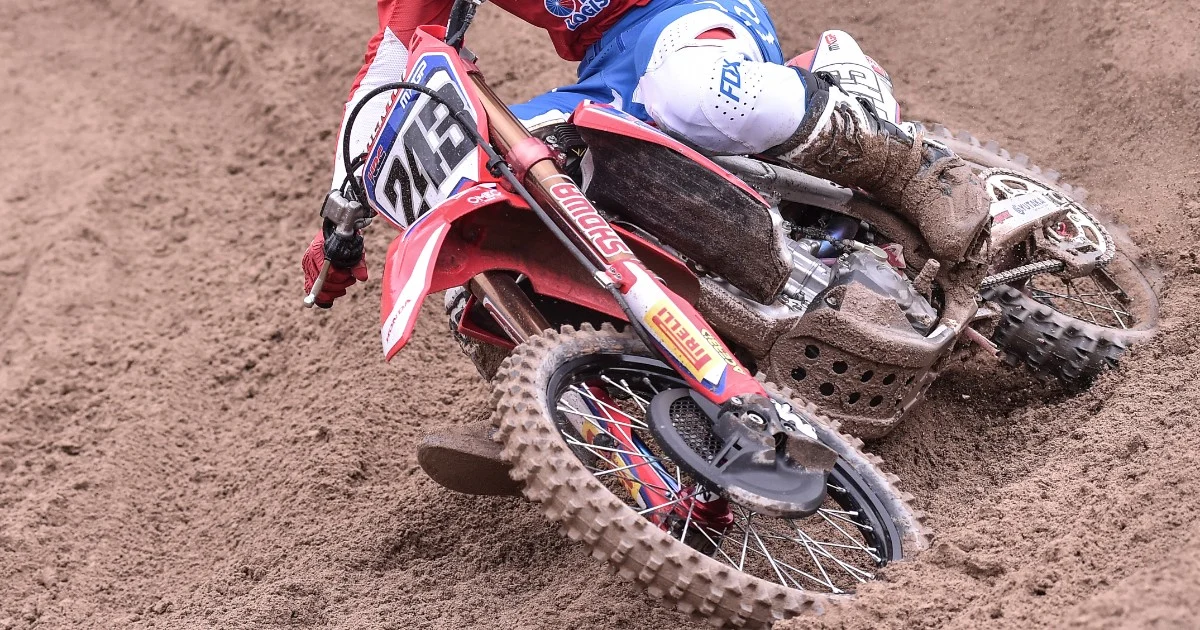 Adolescente de 14 anos fica em estado grave após queda em pista de motocross no Vicentino