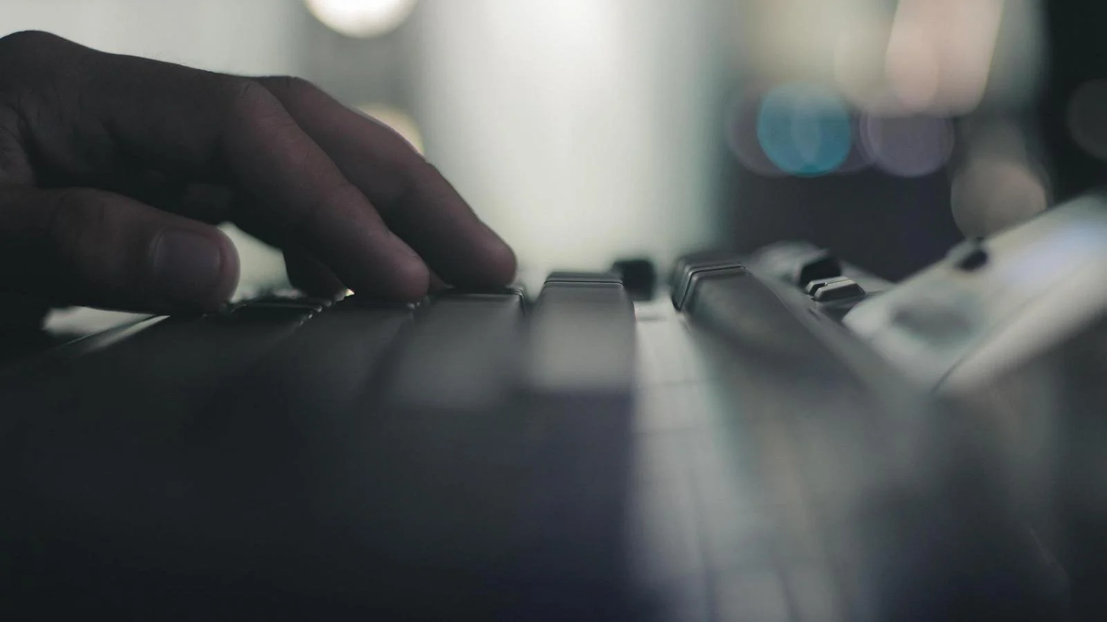 Ofcom abre investigação sobre deepfakes sexuais gerados por Grok na plataforma X