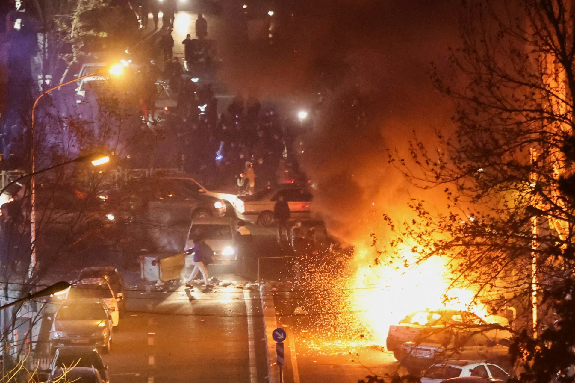 Agência diz que cerca de 2.000 morreram na repressão aos protestos no Irã