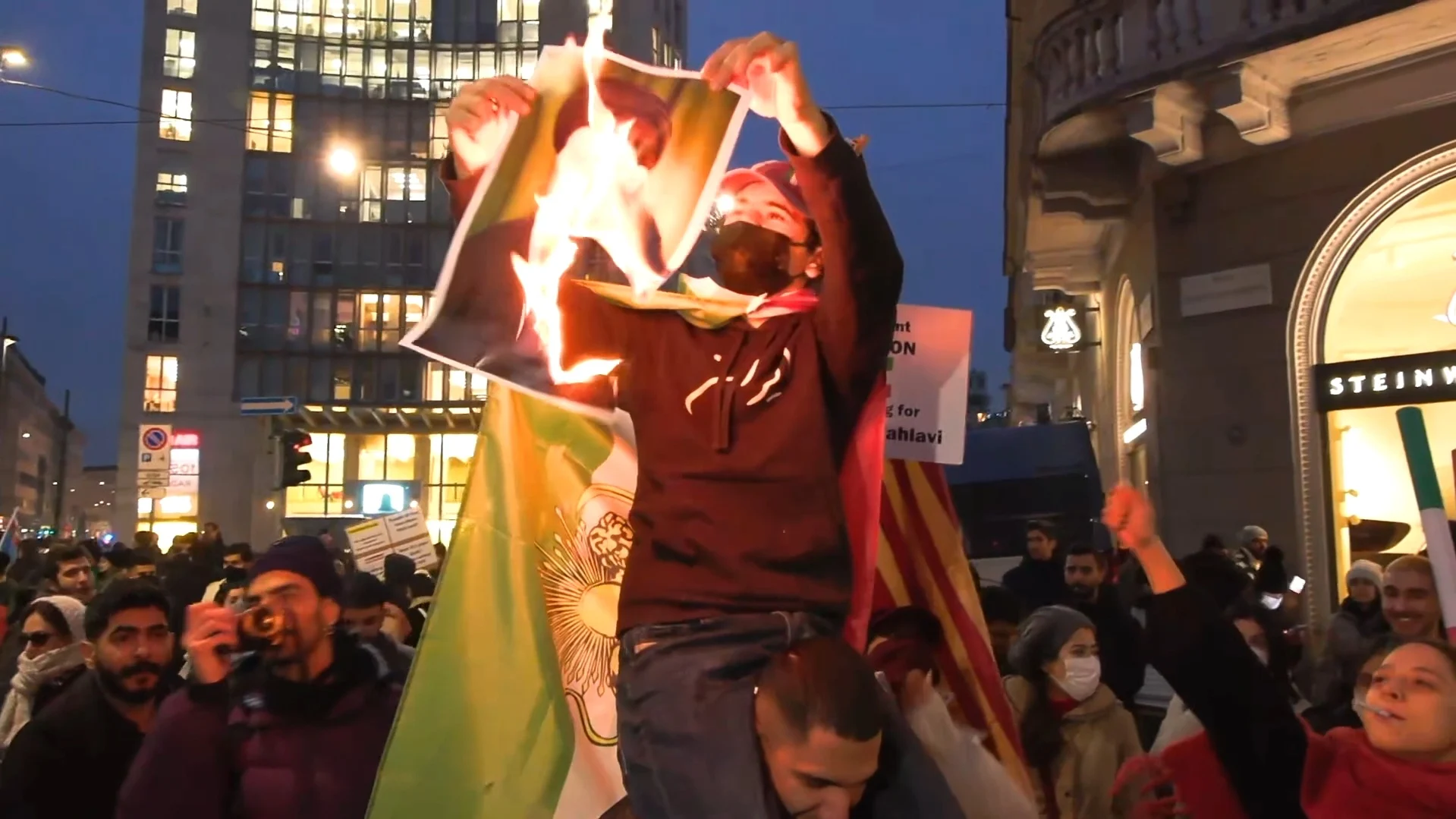 Protesto em Milão: manifestantes queimam fotos de Khamenei em frente ao consulado dos EUA