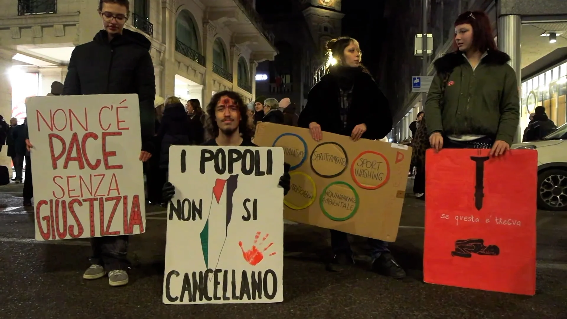 Tocha olímpica passa por Varese entre protestos pró‑Palestina; cartazes acusam 'duplo padrão'