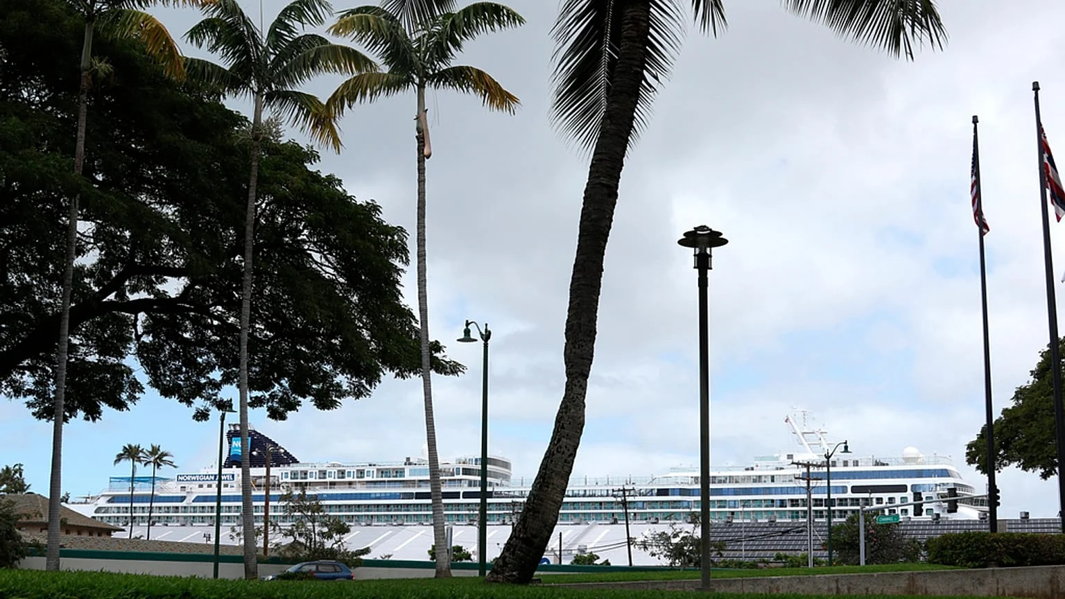 Havaí tem cobrança climática para cruzeiros suspensa temporariamente; aumento de taxas hoteleiras segue em frente