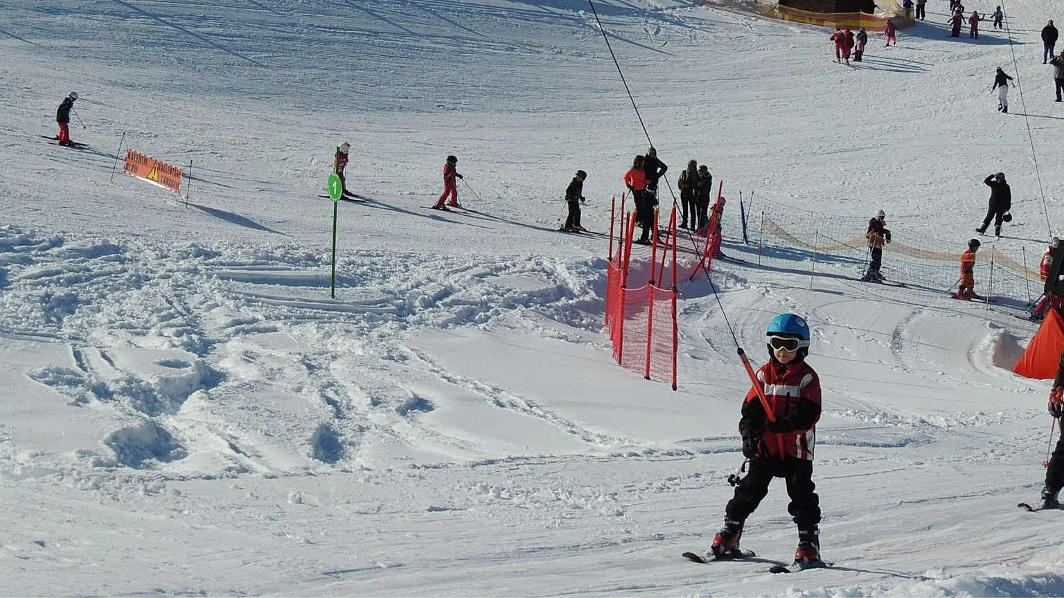 Esqui gratuito nos Alpes: a pequena Saint-Colomban-des-Villards abre pistas para poupar o município
