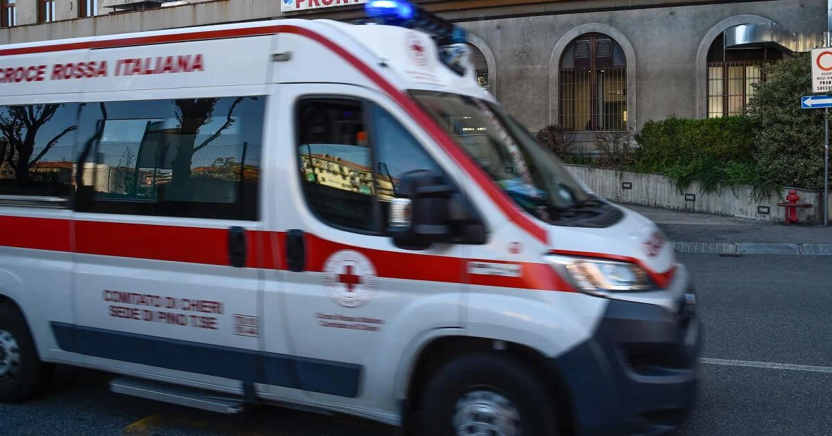 Cai de 4 metros com minimoto em Nápoles: criança de 11 anos em estado grave