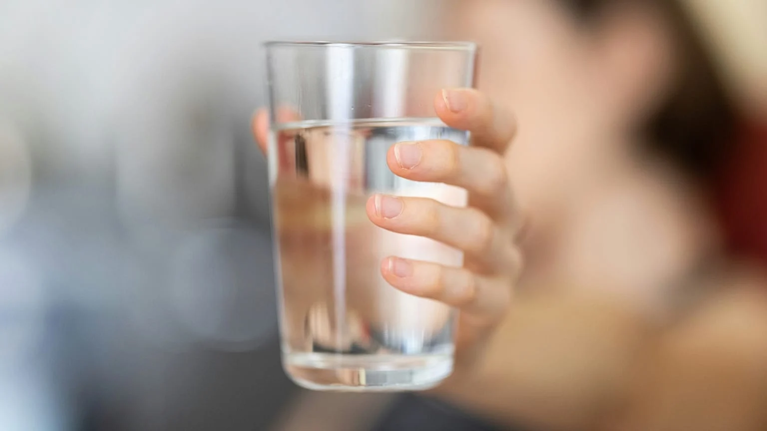 UE amplia proteção contra 'forever chemicals' (PFAS) na água potável: o que muda para cidadãos e governos