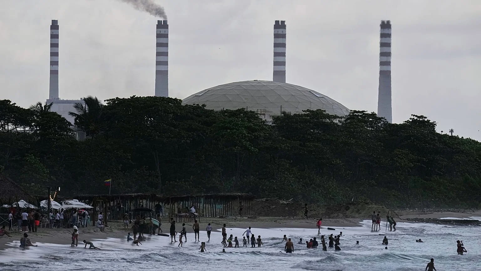 Risco ambiental: por que aumentar a produção do petróleo venezuelano pode agravar a crise climática