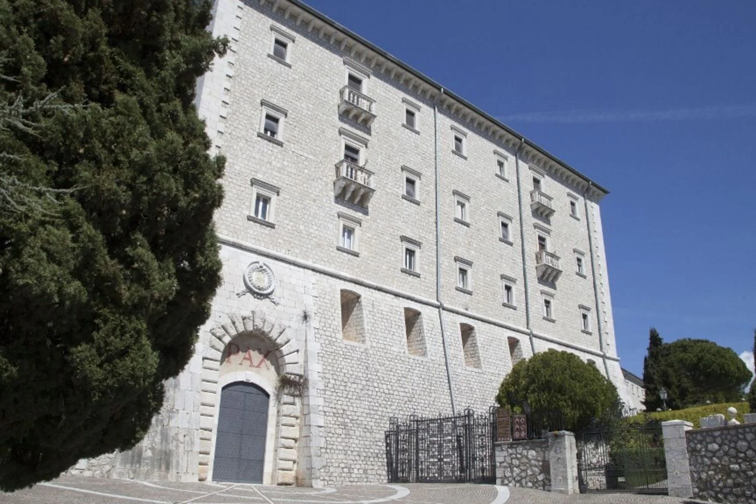 Tentativas contra São Bento: os dois ataques na abadia de Montecassino e a trama interna que quase o silenciou