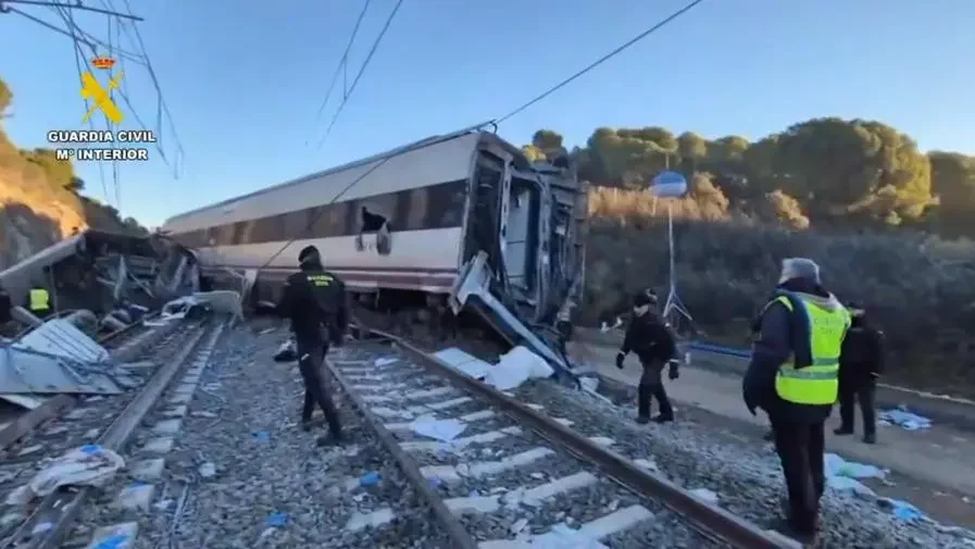 Colisão de trens em Adamuz: Pelo menos 40 mortos; Sánchez decreta três dias de luto