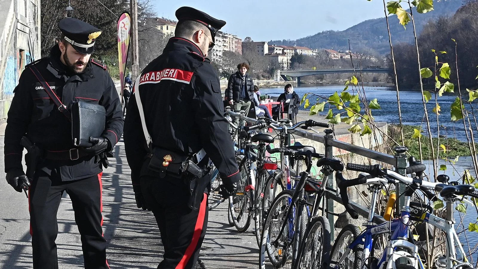 Liberada após quase 3 anos, jovem condenada por lançar bicicleta dos Murazzi que deixou estudante gravemente ferido