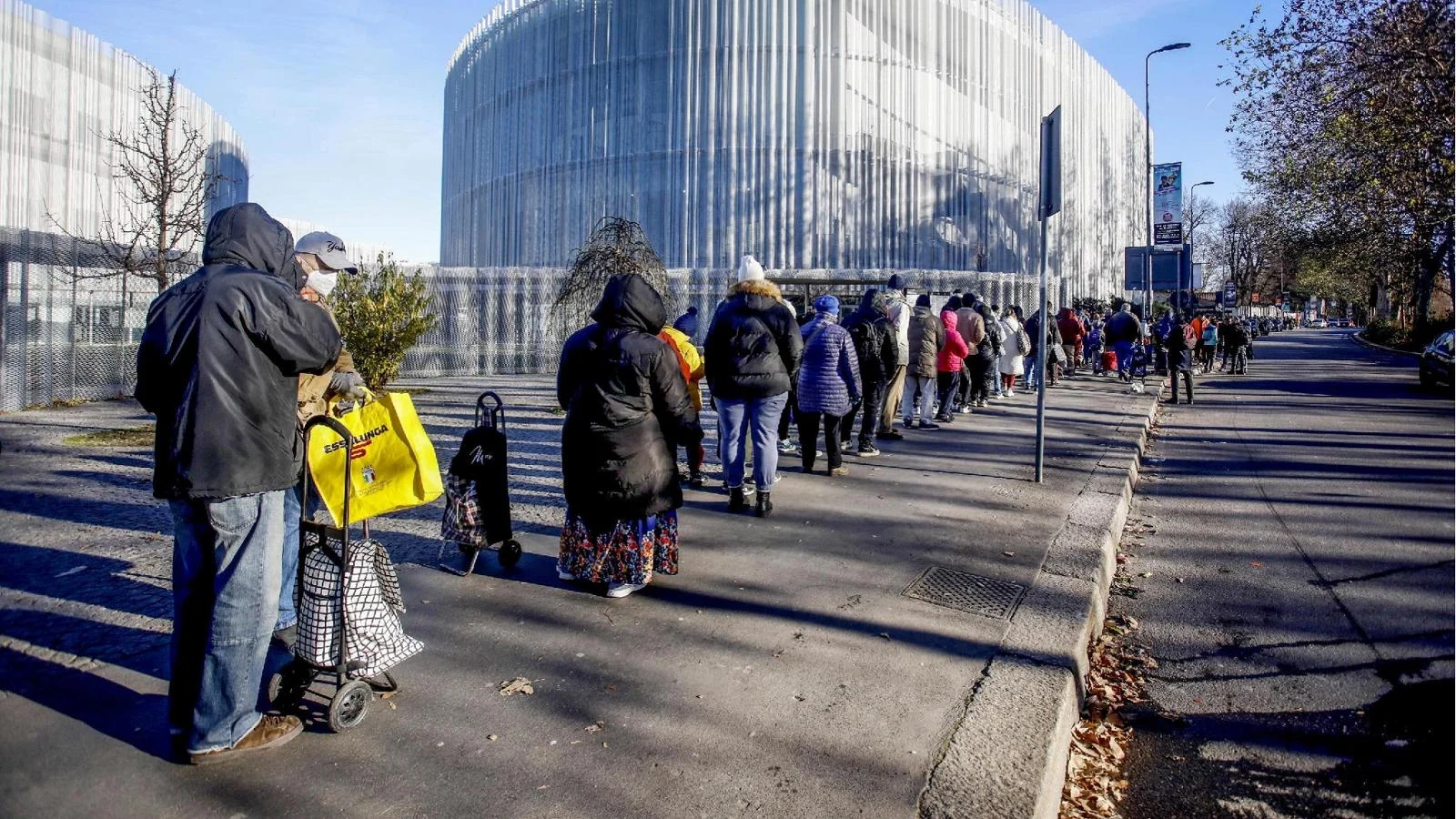 Natal em Milão: duas horas de fila no ‘Pane Quotidiano’ por sacolinha de alimentos e brinquedos