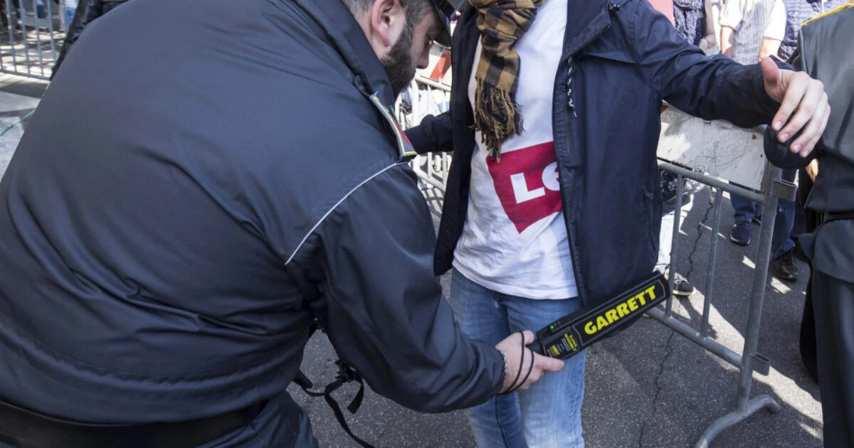 Valditara prepara circular para uso de metal detector portáteis em escolas a pedido de diretores