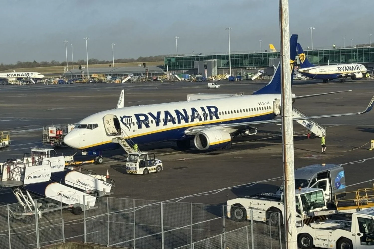 Musk vs Ryanair: bate‑boca pelo wi‑fi a bordo expõe custo do combustível e estratégia de baixo custo