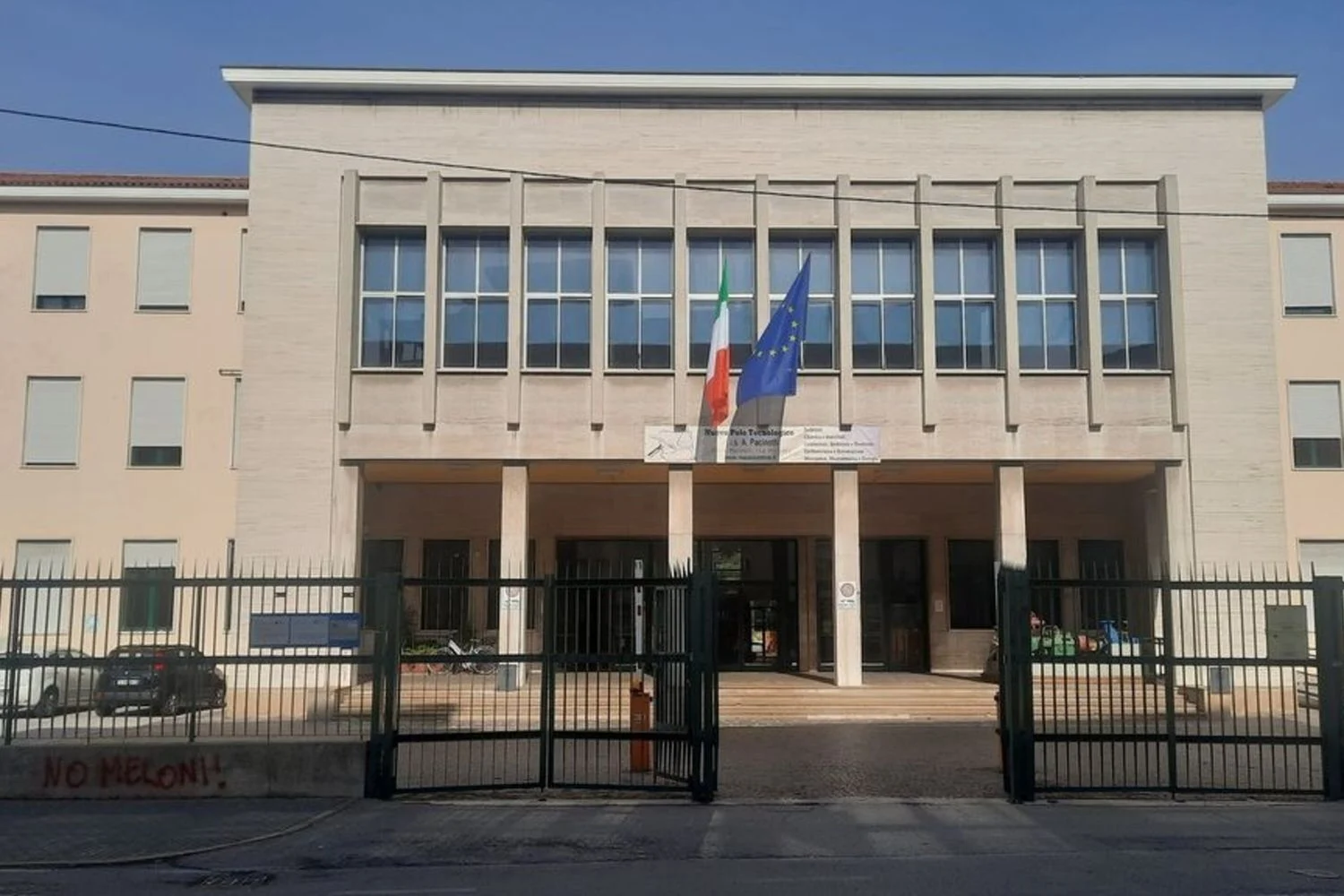 Preside do Istituto Pacinotti é suspensa por três dias após suicídio de aluno; Flc Cgil critica decisão