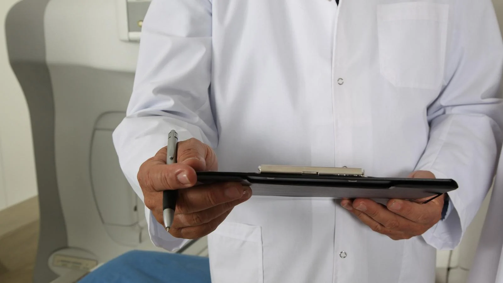 Técnico radiologista investigado em Roma: proibido de exercer após denúncias de abuso e gravações