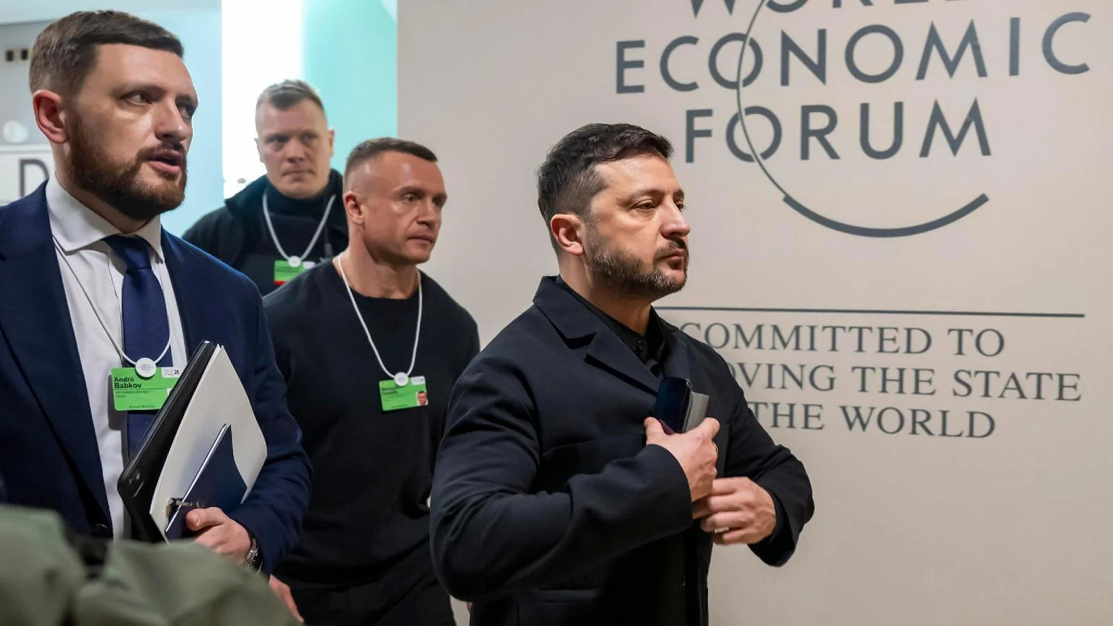Trilateral em Abu Dhabi: Zelensky espera assinatura de garantias dos EUA enquanto Donbas domina negociações
