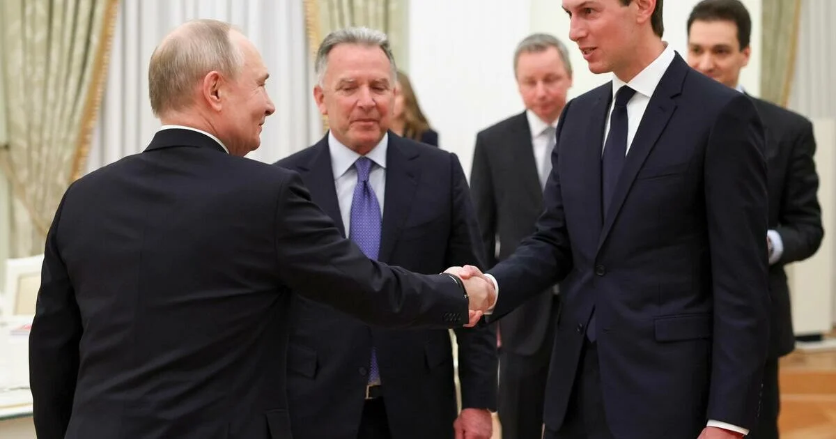 Negociações trilaterais em Abu Dhabi: Kremlin exige retirada ucraniana do Donbass enquanto Washington busca garantias de segurança