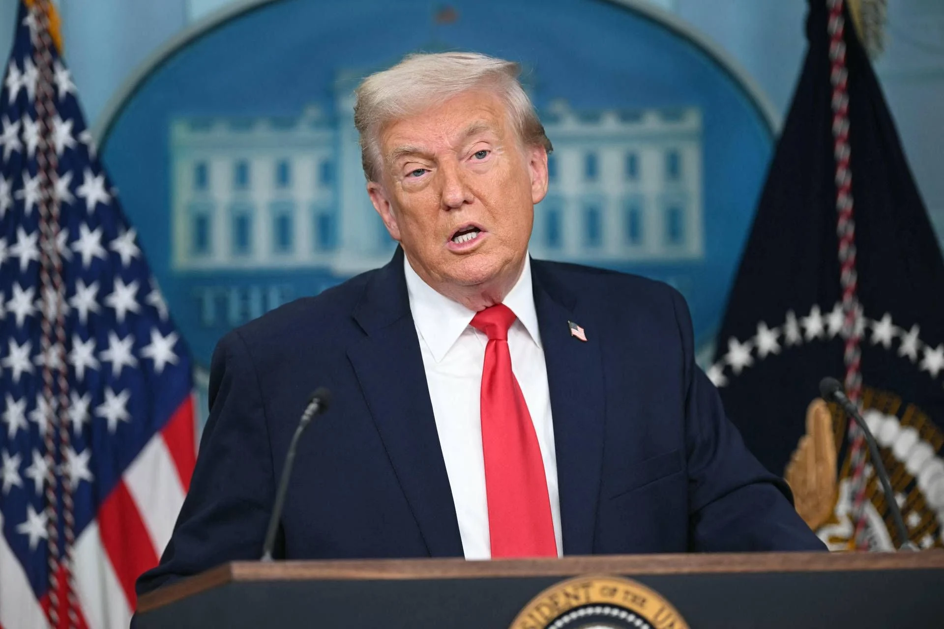 Tarifas e Groenlândia: UE abandona retaliação após mudança de posição de Trump