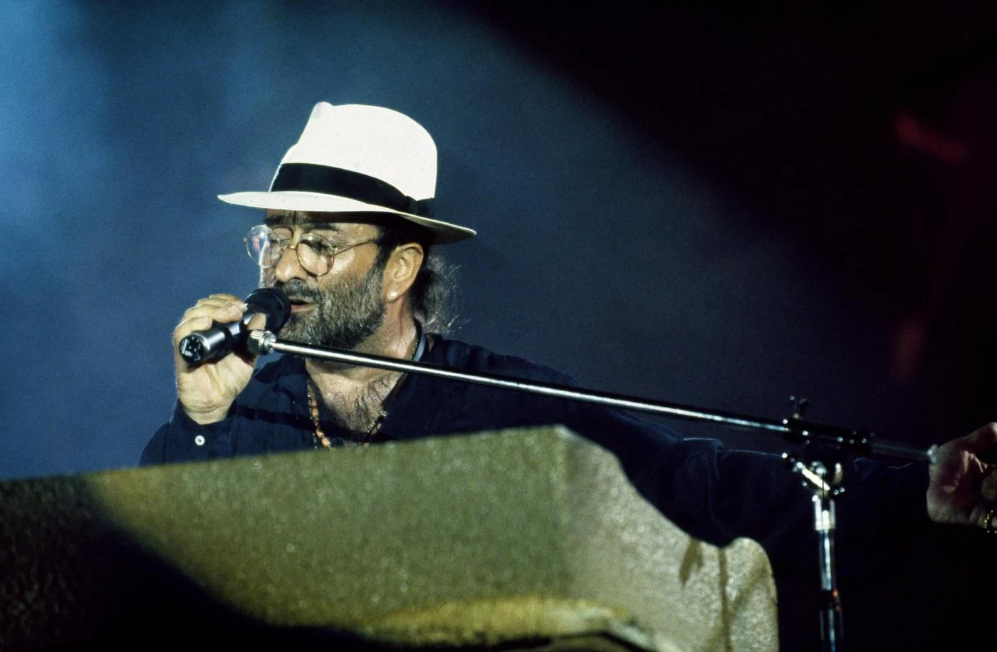 A noite antes de morrer: Lucio Dalla levou a equipe ao Lago de Genebra e acendeu velas na estátua de Freddie Mercury