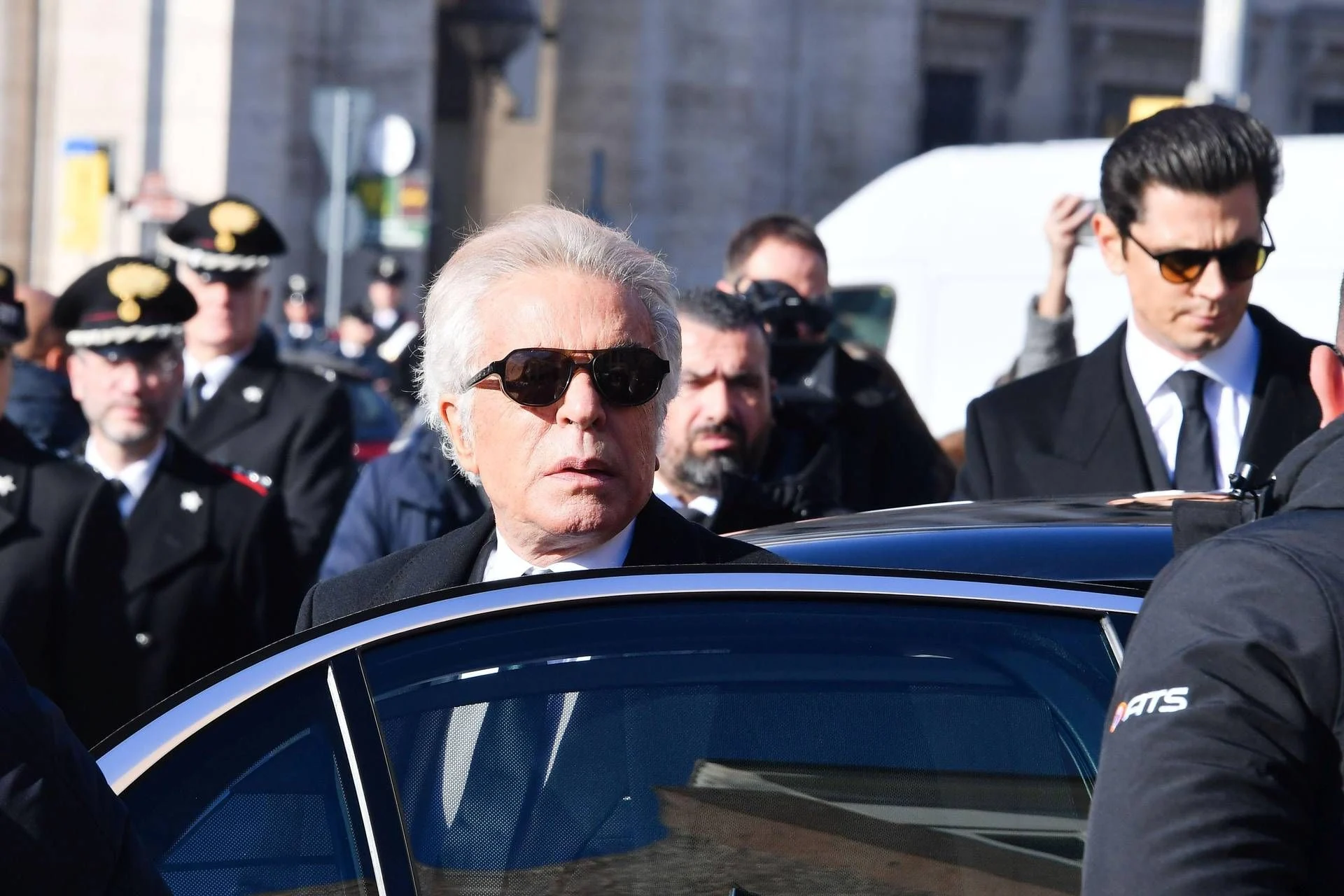 Giammetti diz que Cucinelli não conhecia Valentino; comentários sobre desconto e funeral geram tensão