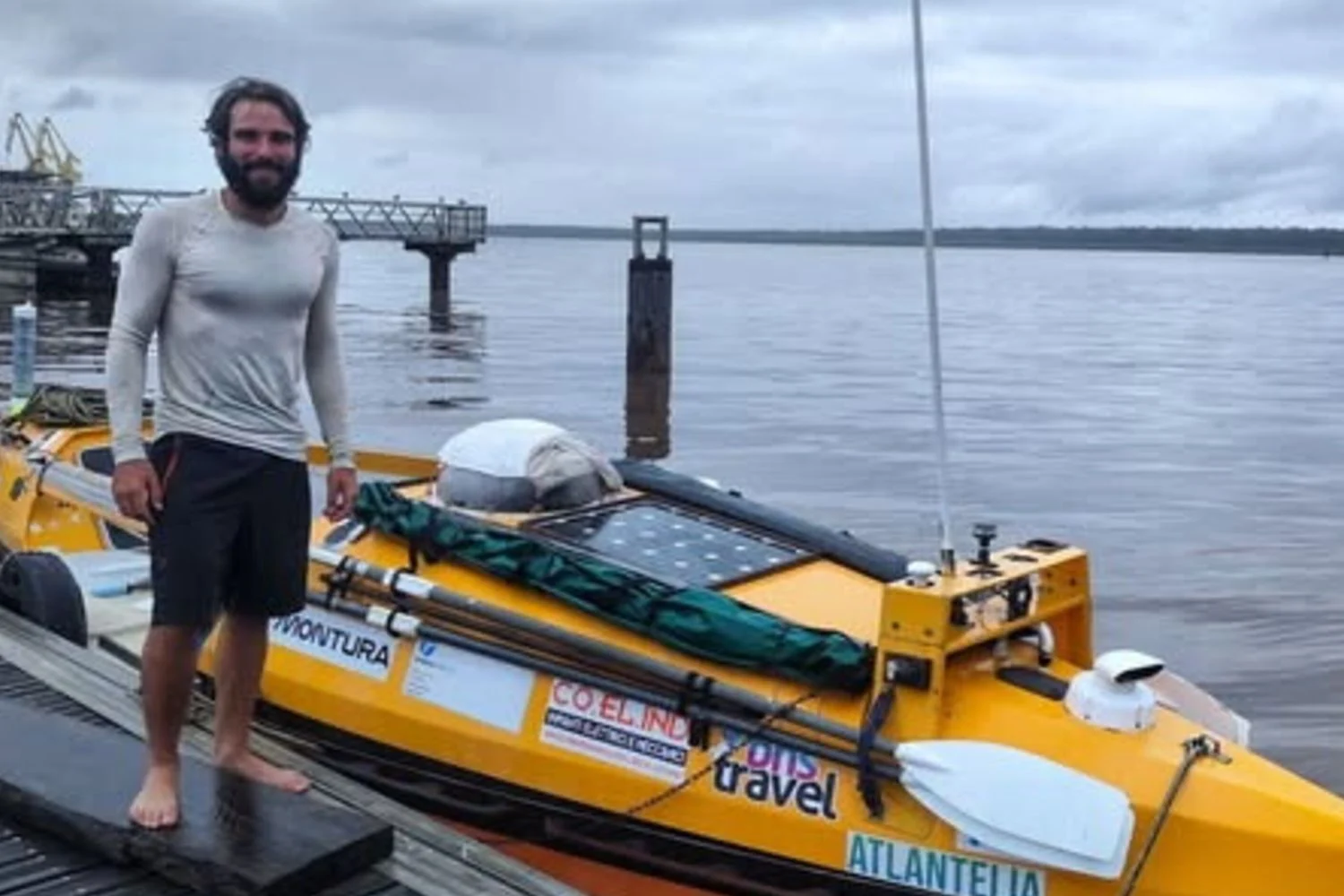 Explorador italiano <strong>Lorenzo Barone</strong> completa travessia do <strong>Oceano Atlântico</strong> a remo