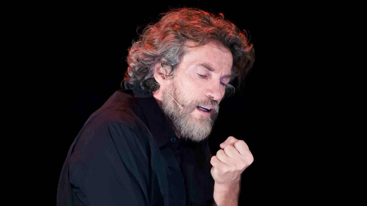 Alessio Boni traz ao palco a vida incandescente de Alda Merini em 'Canto degli esclusi'
