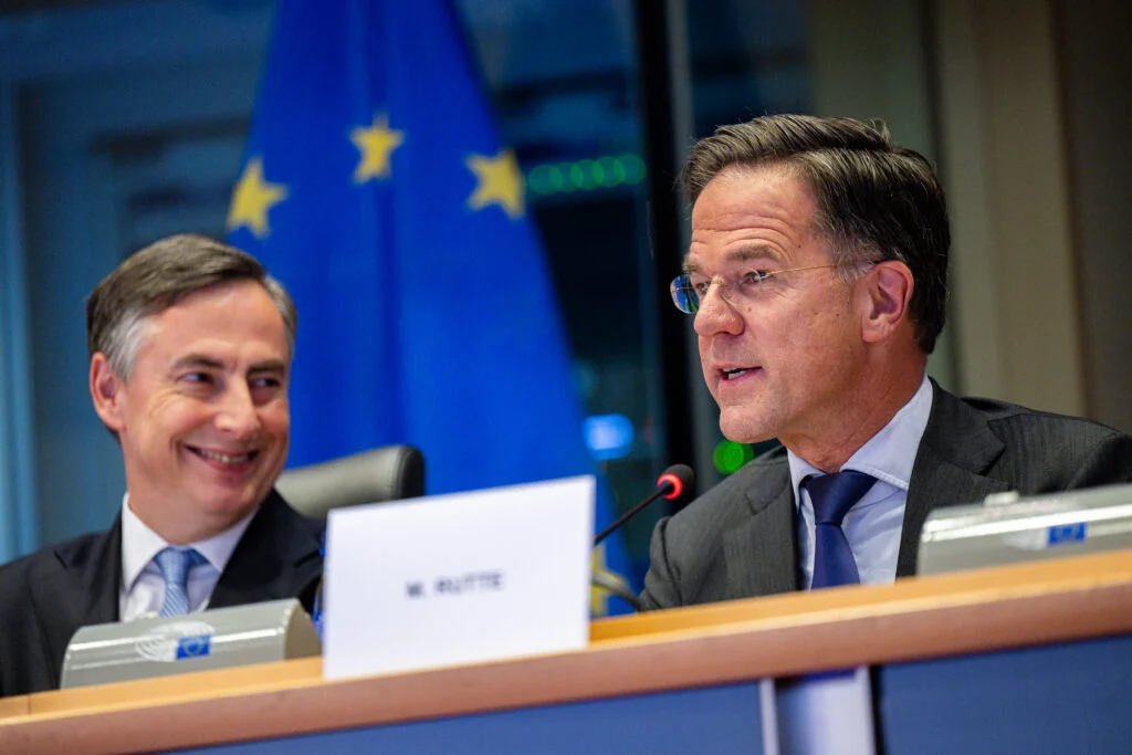 Rutte defende Trump e unifica a NATO sobre o Ártico: mediação estratégica para preservar a coesão atlântica