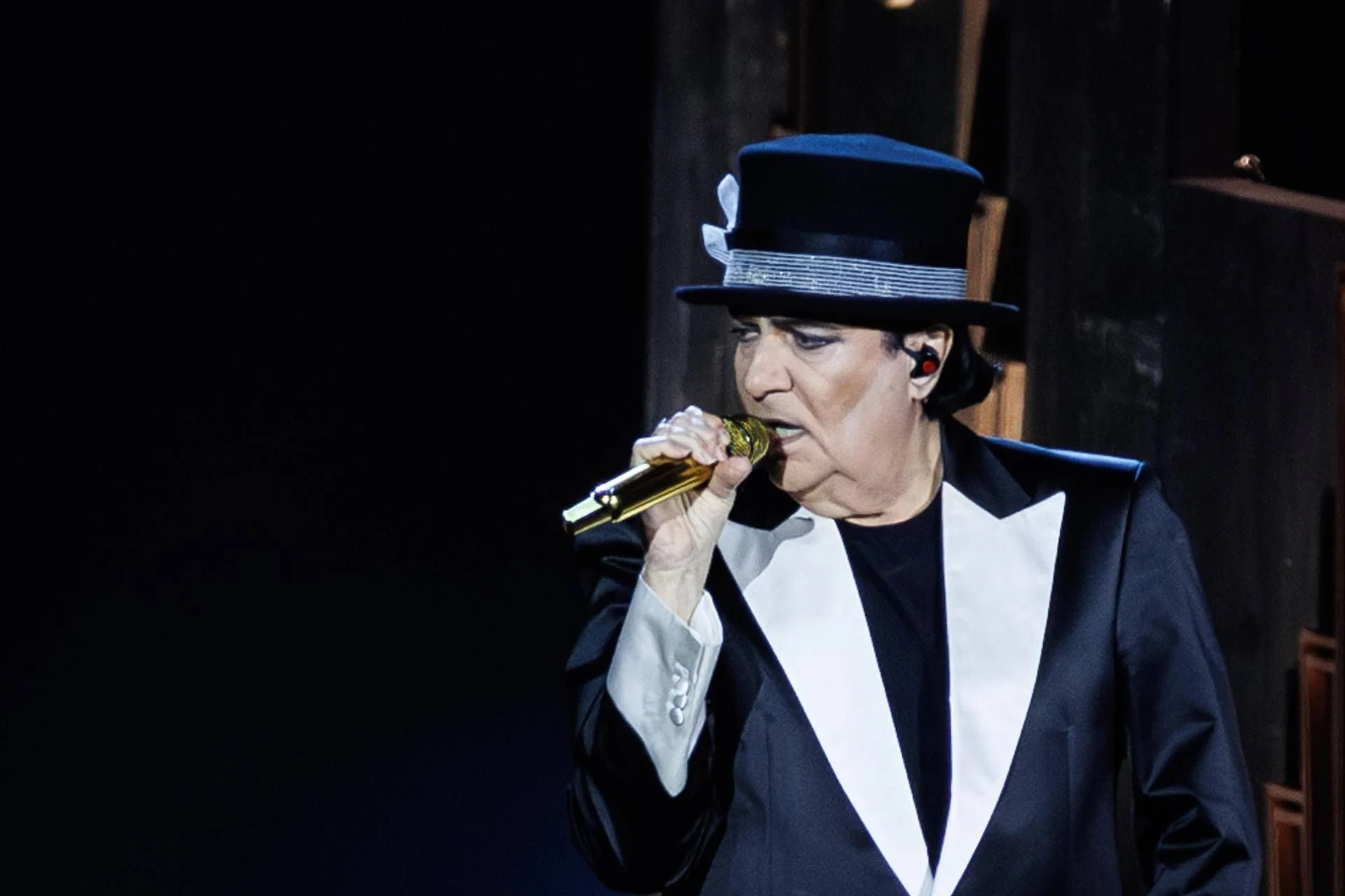 Renato Zero interrompe show e abraça Enrica Bonaccorti em Roma: homenagem carregada de emoção