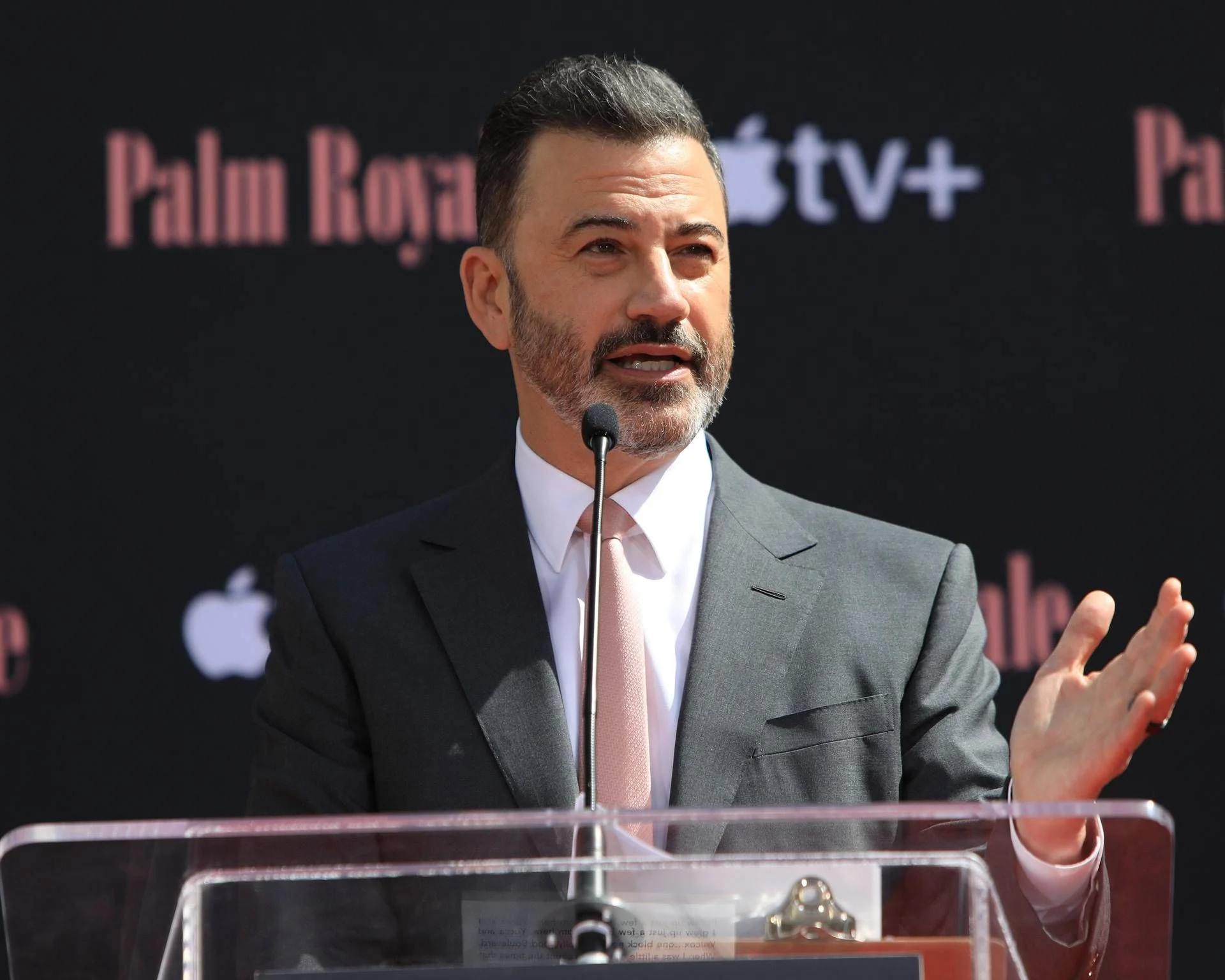 Jimmy Kimmel emociona-se ao falar da morte de Alex Pretti e faz dura crítica aos agentes da ICE