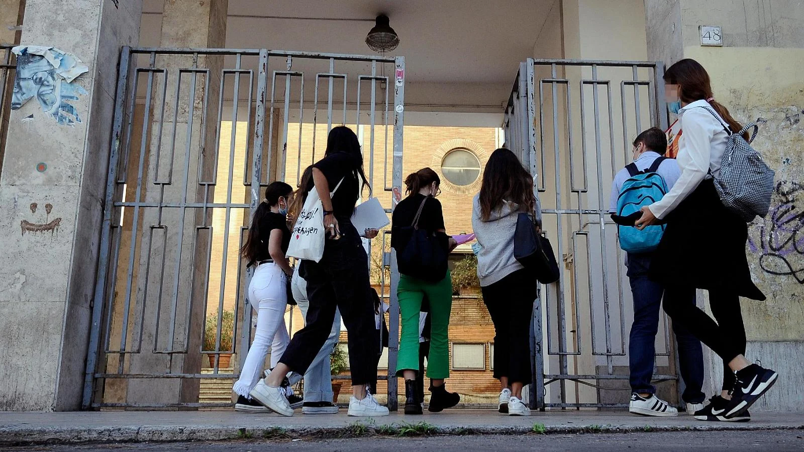Piantedosi anuncia diretiva para uso de metal detector em escolas, inclusive com verificações surpresa