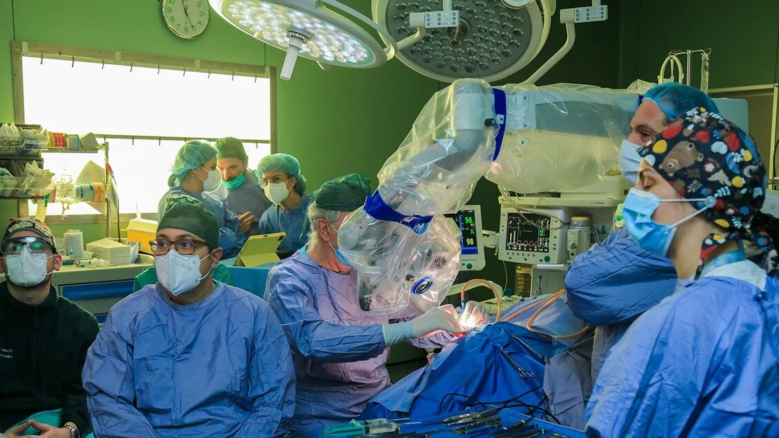 Hospital San Pio implanta orelha biónica inteligente Nucleus Nexa em primeiro procedimento