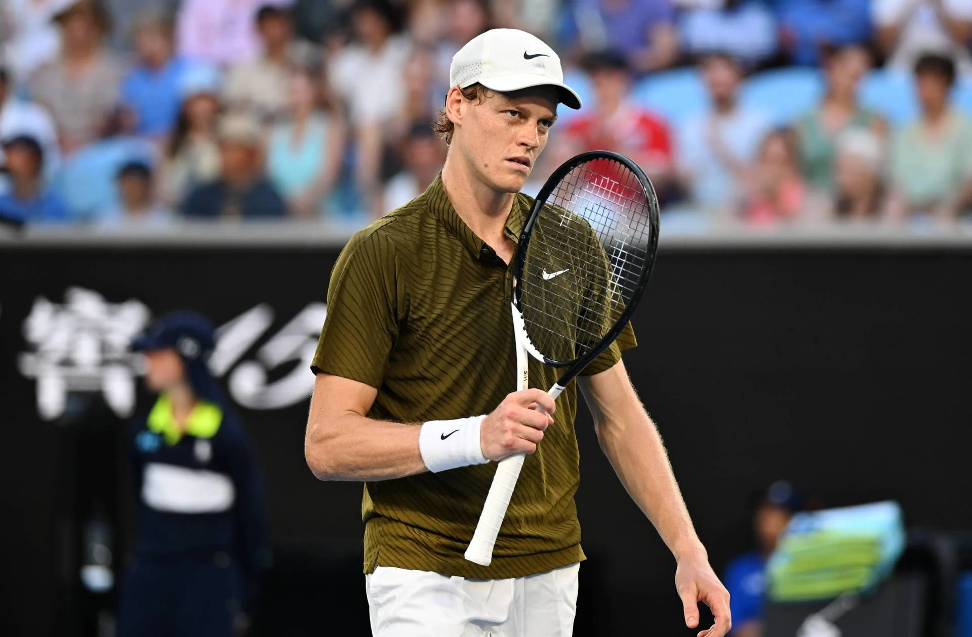 Sinner vence Shelton em sets diretos e enfrenta Djokovic na semifinal do Australian Open 2026