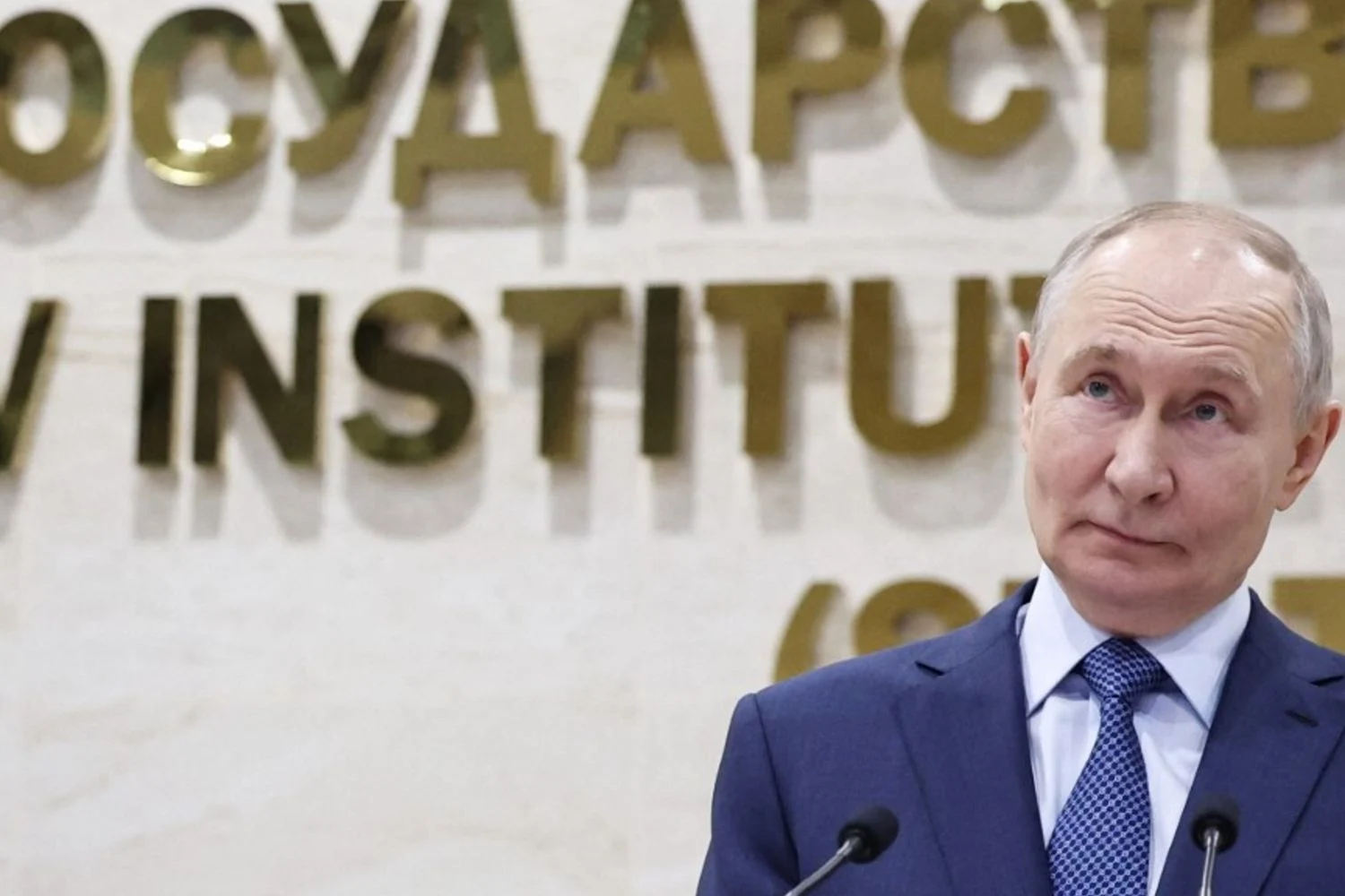 Kremlin convida Zelensky a Moscou e garante segurança; negociações trilaterais em Abu Dhabi prosseguem
