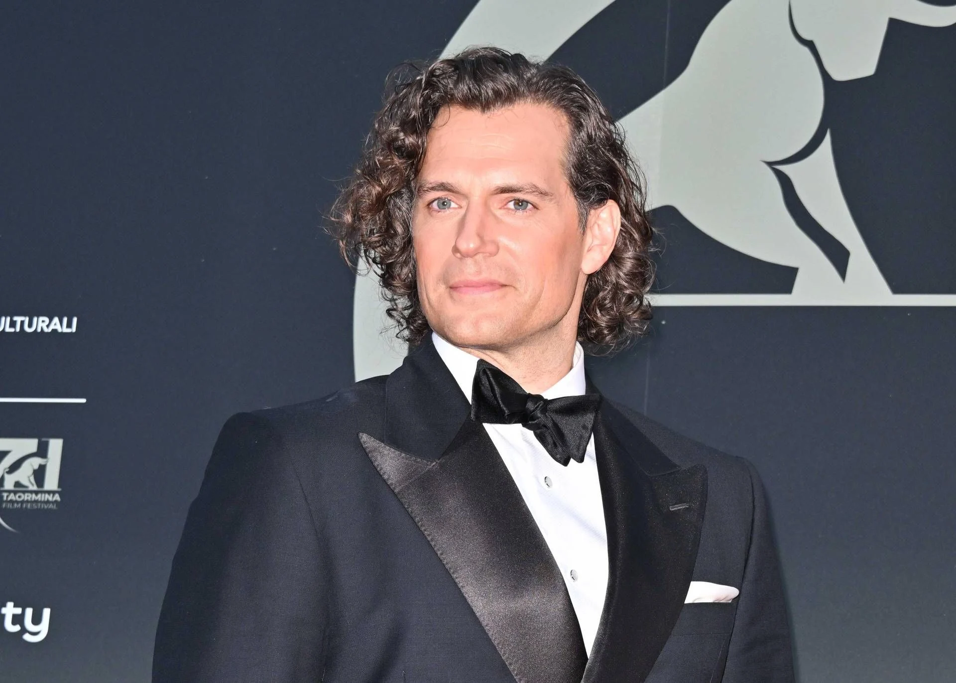 Henry Cavill é o novo Highlander: primeiras imagens do reboot dirigido por Chad Stahelski