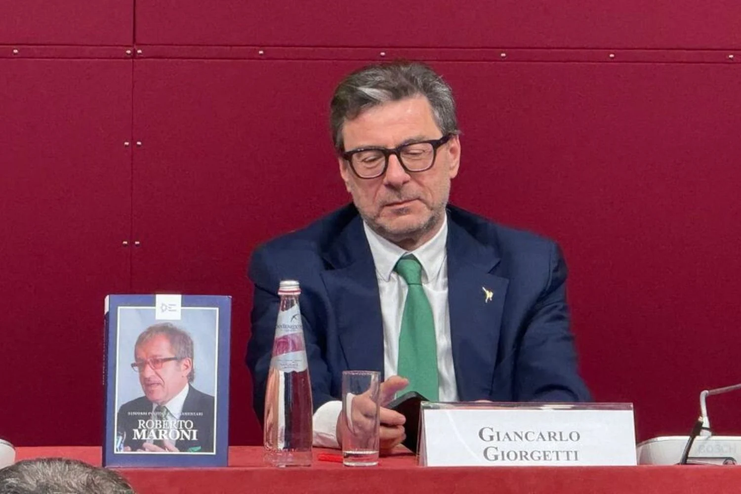 Giorgetti relembra Roberto Maroni: ironia, pragmatismo e a ponte entre Lega e instituições